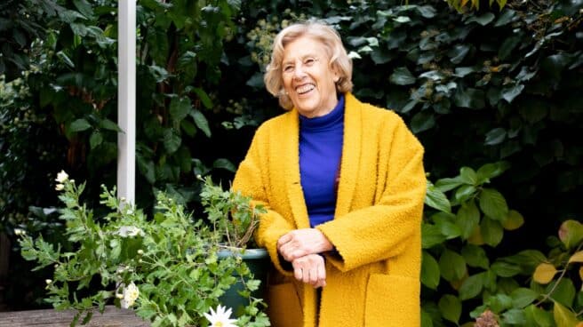 La ex alcaldesa de Madrid Manuela Carmena, en el jardín de su casa, durante una entrevista con El Independiente