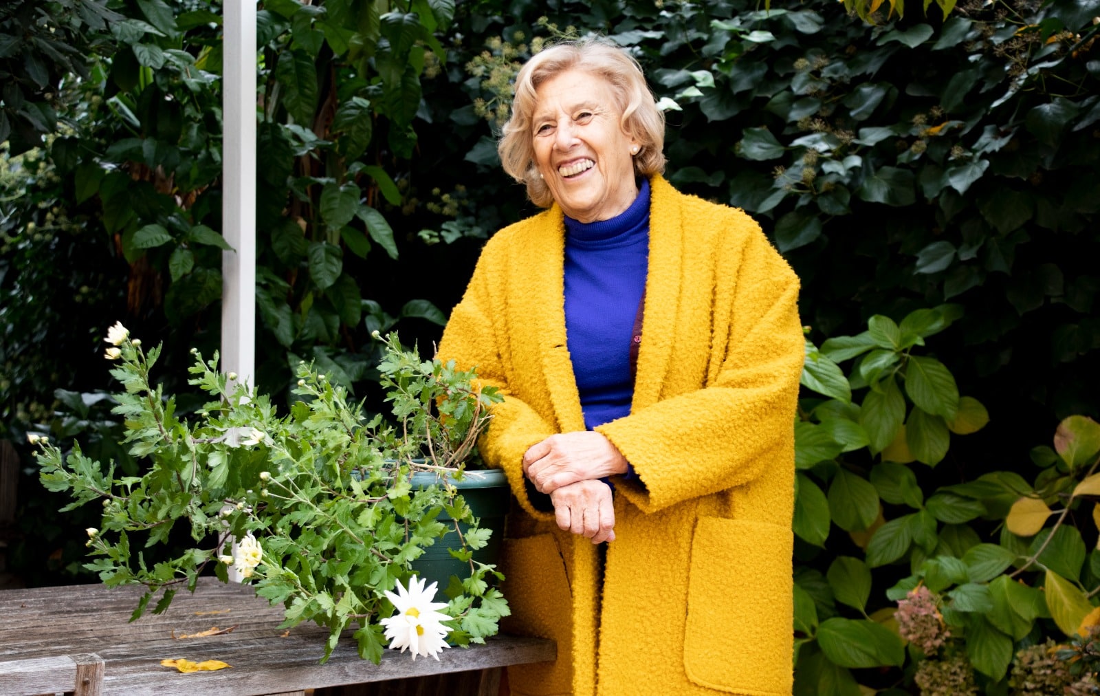 La ex alcaldesa de Madrid Manuela Carmena, en el jardín de su casa, durante una entrevista con El Independiente