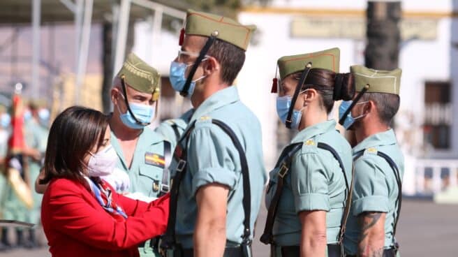 La ministra de Defensa, Margarita Robles, condecora a legionarios en una visita a la base de Viator (Almería).