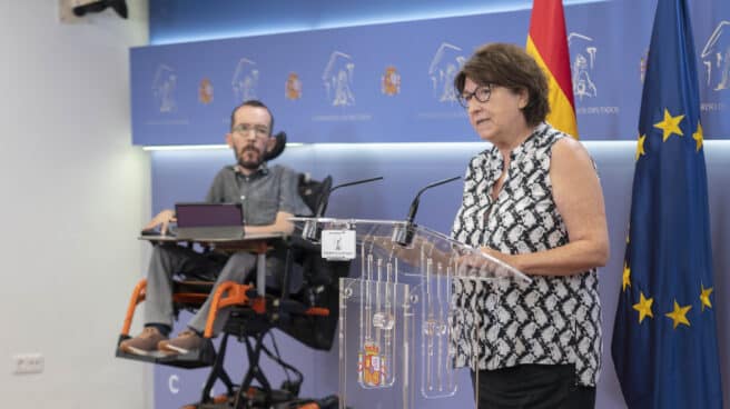 Pablo Echenique y Rosa Medel, intervienen en una rueda de prensa en el Congreso de los Diputados.