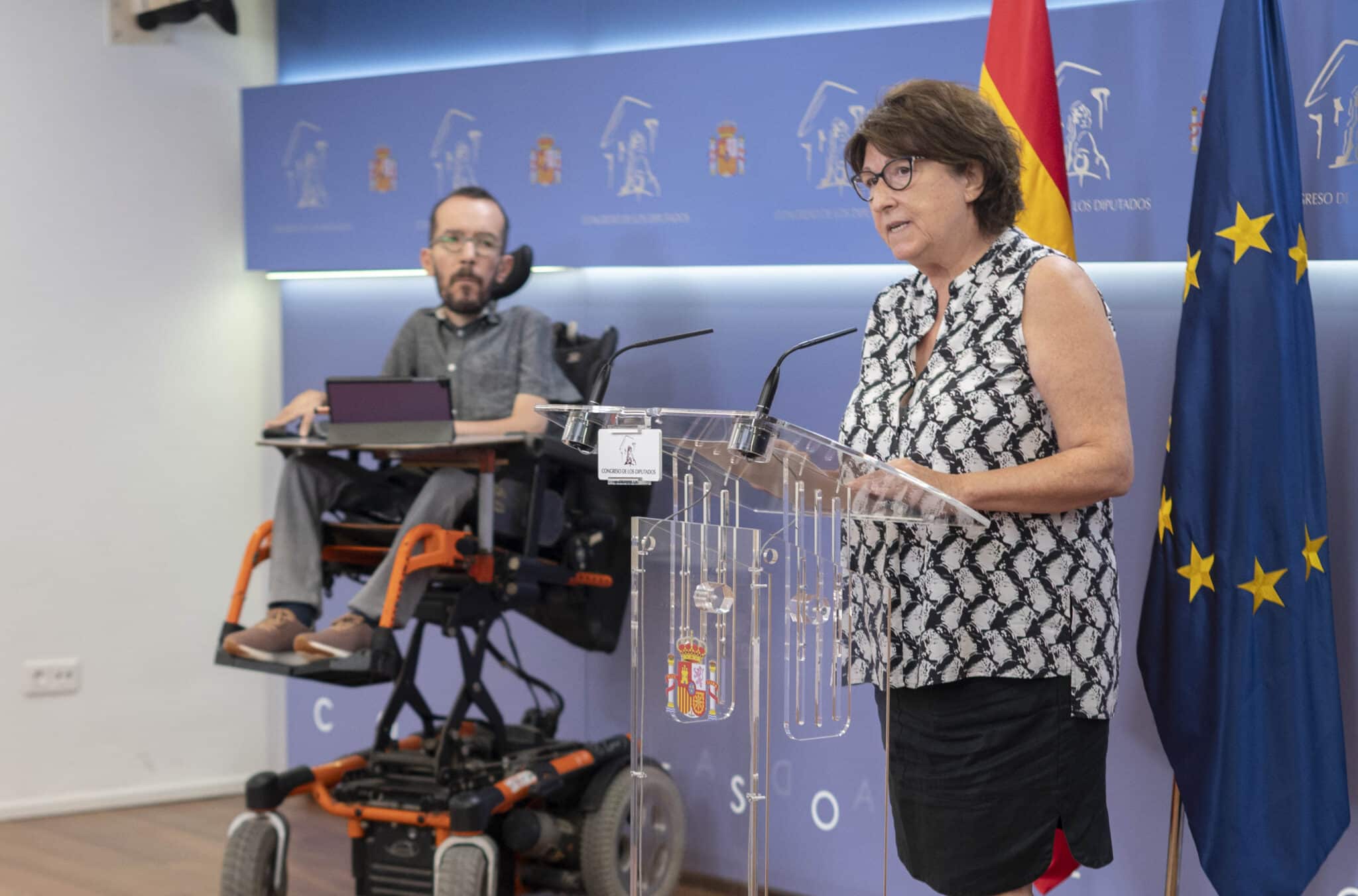 Pablo Echenique y Rosa Medel, intervienen en una rueda de prensa en el Congreso de los Diputados.