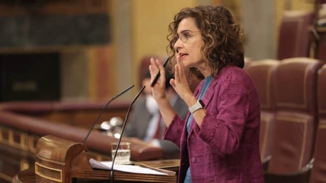 La ministra de Hacienda y Función Pública, María Jesús Montero, en la tribuna del Congreso de los Diputados