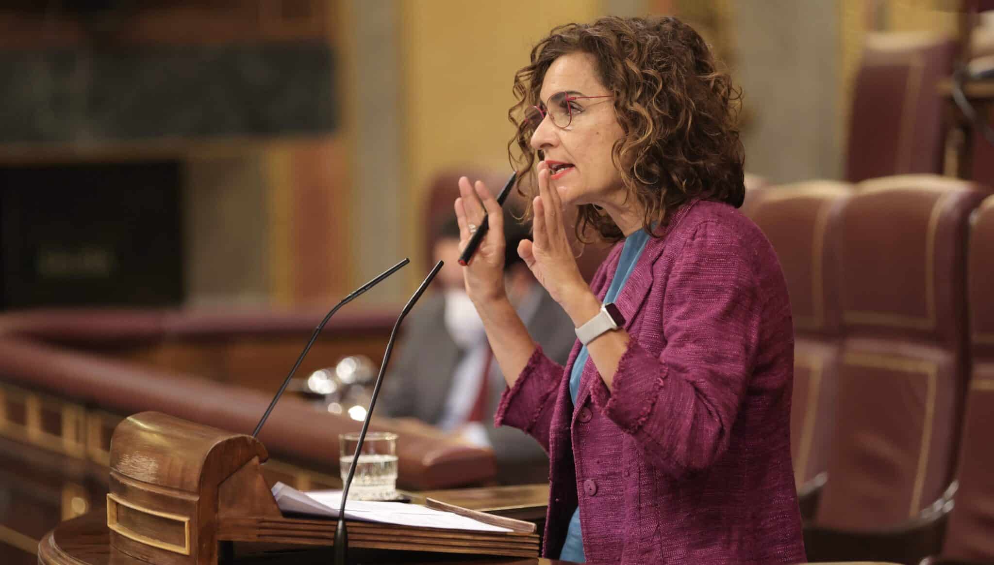 La ministra de Hacienda y Función Pública, María Jesús Montero, en la tribuna del Congreso de los Diputados