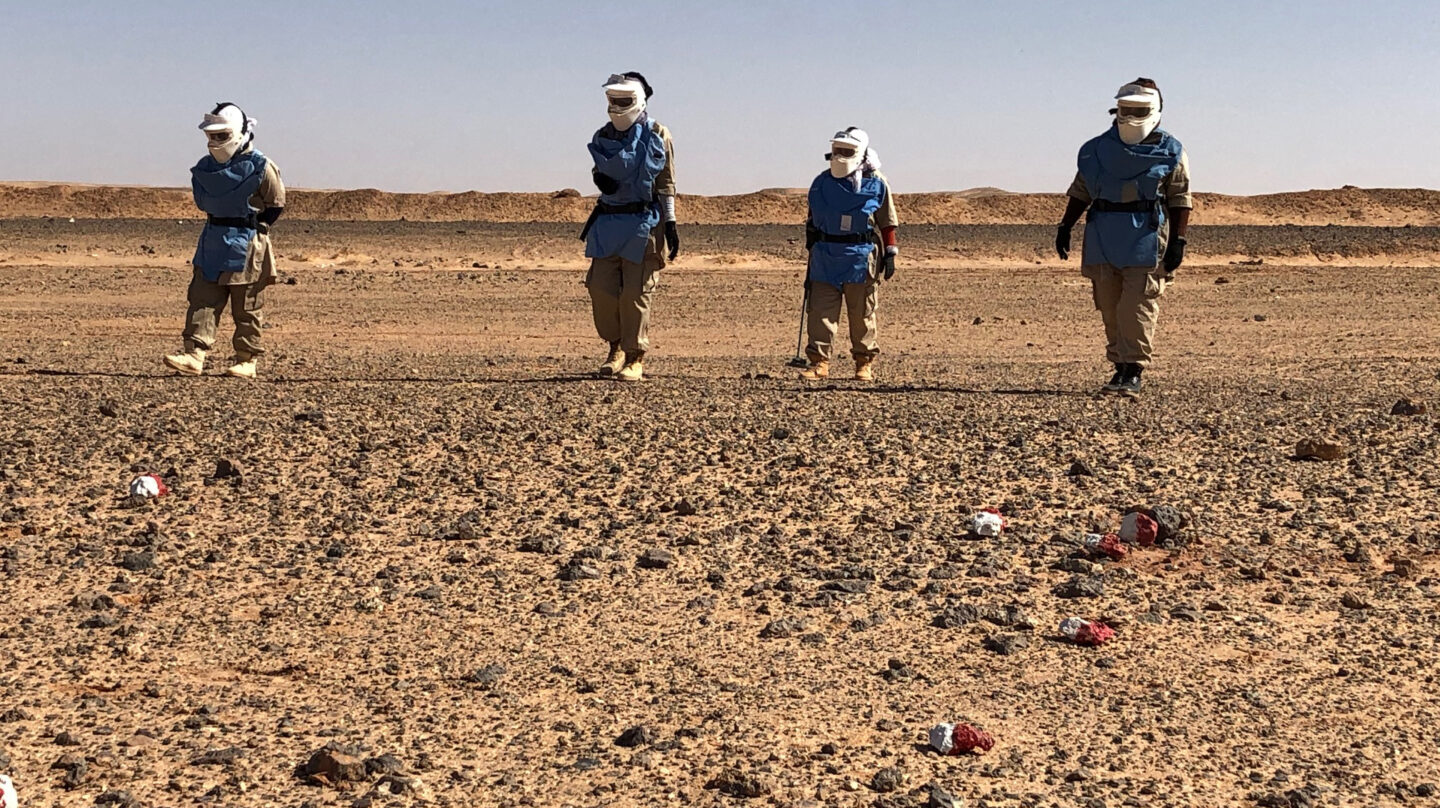 Las mujeres que limpian de minas el muro del Sáhara Occidental