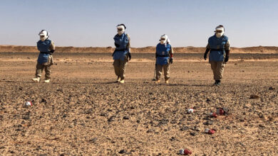 Las mujeres que limpian de minas el muro del Sáhara Occidental