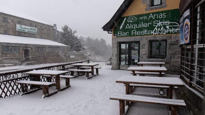 Un bar-restaurante afectado por el temporal de nieve en el Puerto de Navacerrada.
