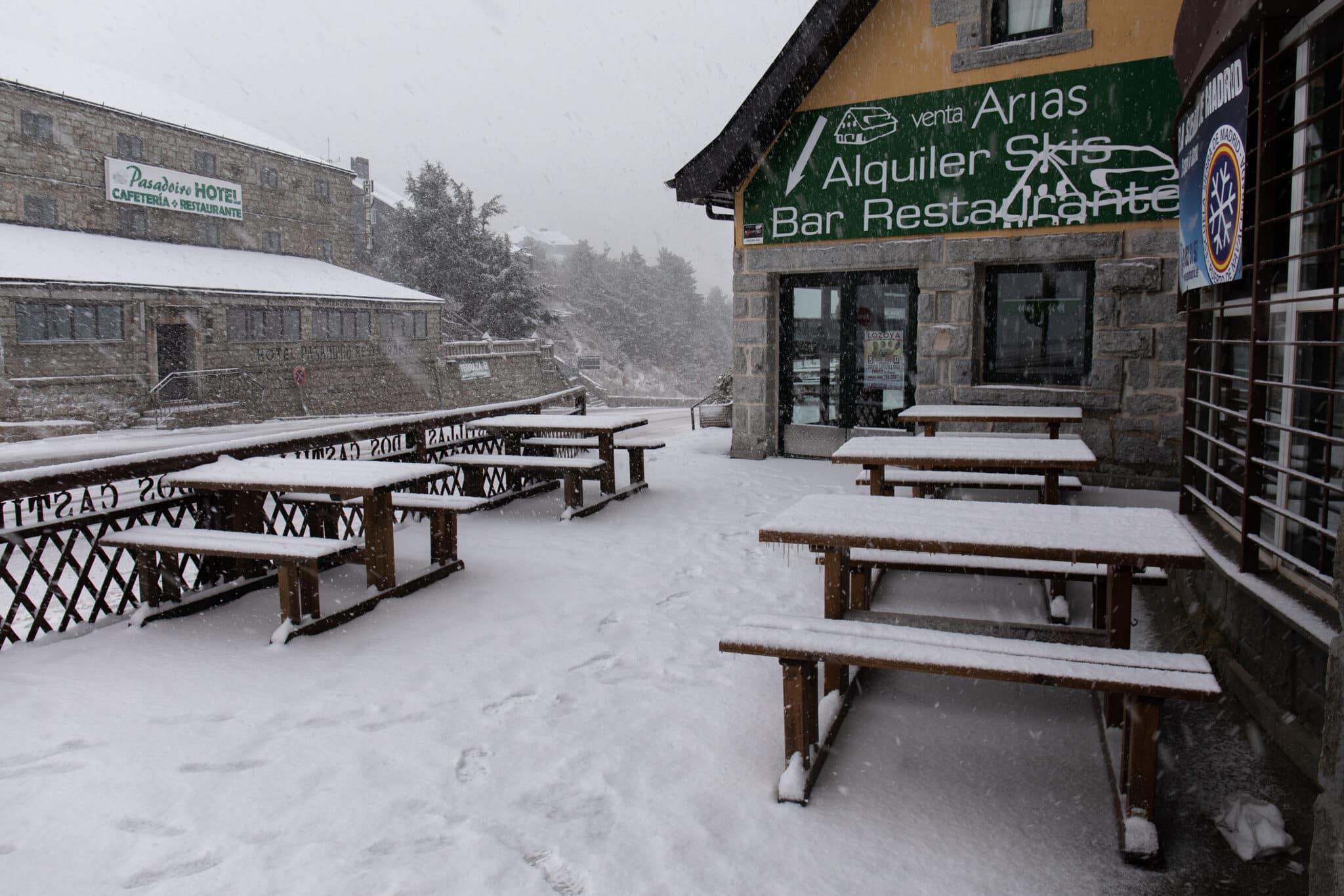 Un bar-restaurante afectado por el temporal de nieve en el Puerto de Navacerrada.