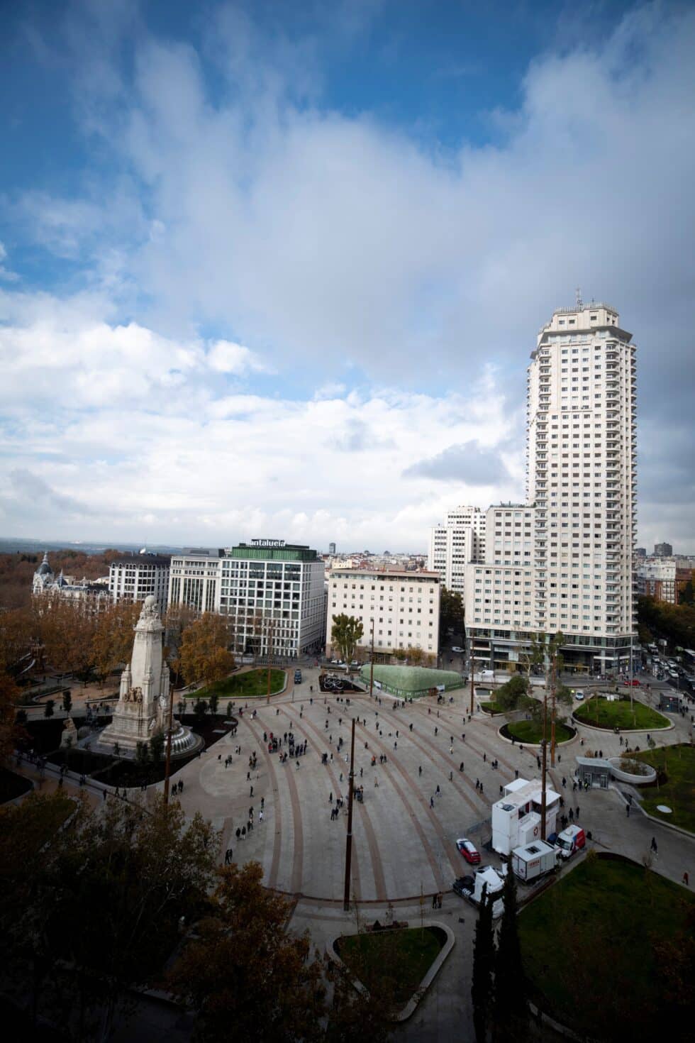 Madrid abre este lunes al público la remodelada Plaza de España, tras más de dos años de obras que la han convertido en un espacio más verde y peatonal, conectado con el entorno del Palacio Real (los Jardines de Sabatini y el Campo del Moro), Madrid Río, la Casa de Campo y el parque del Oeste.