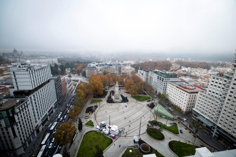 Madrid abre este lunes al público la remodelada Plaza de España, tras más de dos años de obras que la han convertido en un espacio más verde y peatonal, conectado con el entorno del Palacio Real (los Jardines de Sabatini y el Campo del Moro), Madrid Río, la Casa de Campo y el parque del Oeste.