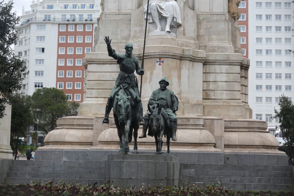 Las estatuas de Don Quijote y Sancho Panza, en la fuente de la nueva Plaza de España, a 22 de noviembre de 2021, en Madrid, (España). La Plaza de España de Madrid muestra este 22 de noviembre su renovada imagen dos años y medio después del comienzo de unas obras que han perfilado un espacio más verde con un millar de árboles, peatonal e integrado con el entorno, conectando el Parque del Oeste, los Jardines de Sabatini, el Campo del Moro, Madrid Río y la Casa de Campo.