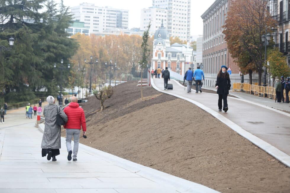 Vista general de la nueva Plaza de España, a 22 de noviembre de 2021, en Madrid, (España). La Plaza de España de Madrid muestra este 22 de noviembre su renovada imagen dos años y medio después del comienzo de unas obras que han perfilado un espacio más verde con un millar de árboles, peatonal e integrado con el entorno, conectando el Parque del Oeste, los Jardines de Sabatini, el Campo del Moro, Madrid Río y la Casa de Campo.