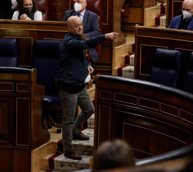 El PSOE aplaude en pie a Odón Elorza: "¡Aquí no hay terroristas, lo que hay son franquistas!"