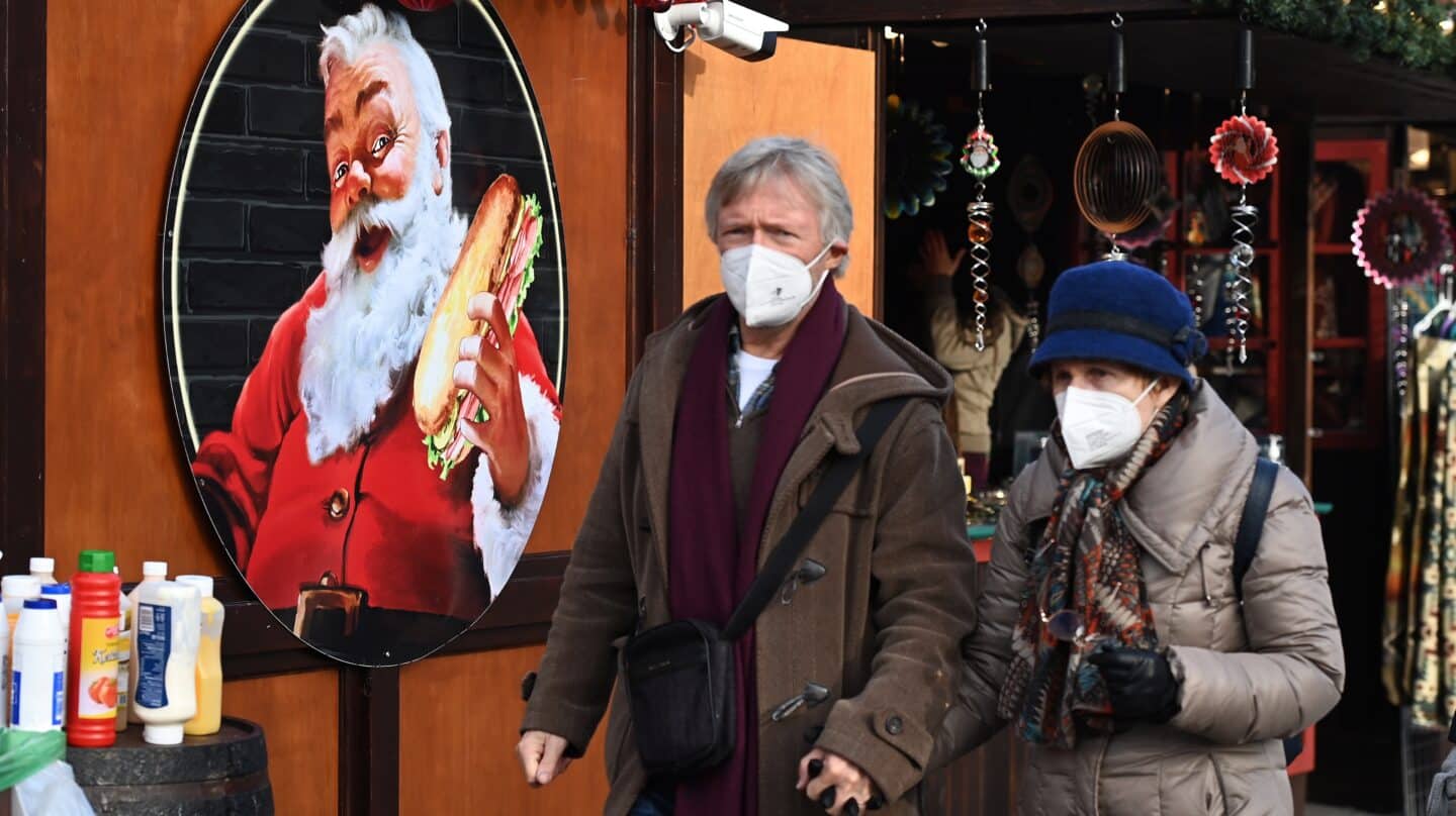 Dos personas caminan con mascarlla en Londres, donde se han implementado nuevas medidas contra la variante ómicron
