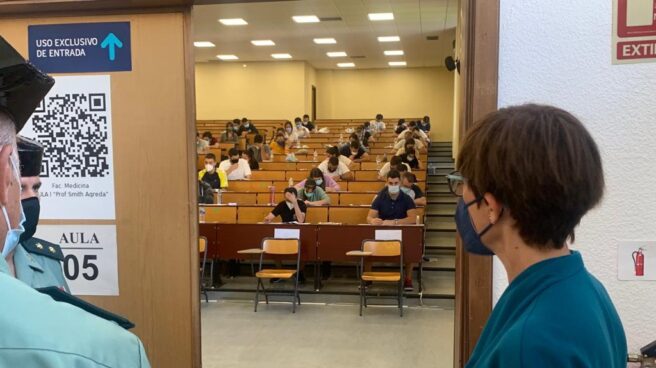 La directora general de la Guardia Civil, María Gámez, durante el examen celebrado en Málaga.