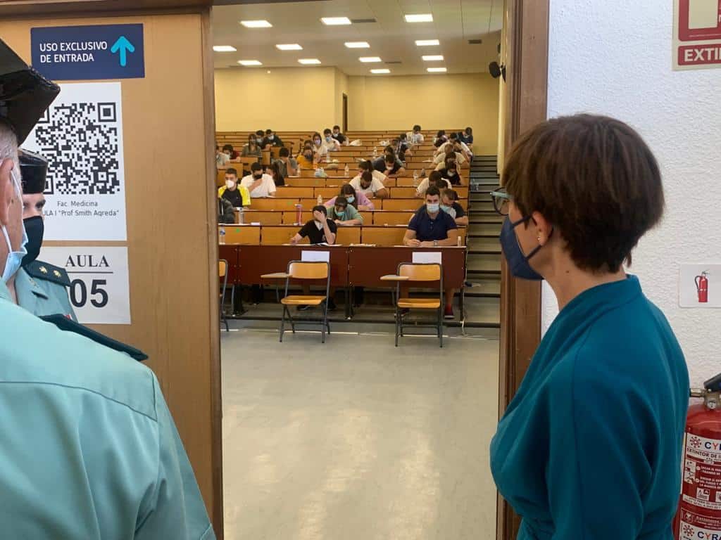 La directora general de la Guardia Civil, María Gámez, durante el examen celebrado en Málaga.