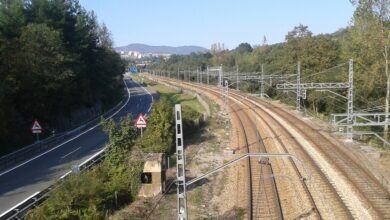 La Policía Nacional salva la vida a una persona que se encontraba tendida en las vías del tren en Ávila