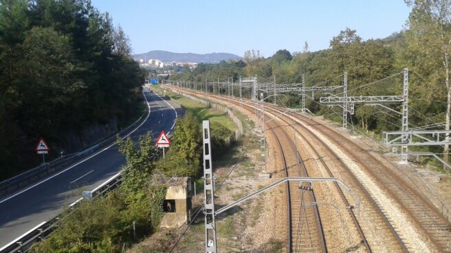 Imagen de archivo de una vía de tren. Imagen de archivo de una vía de tren.
