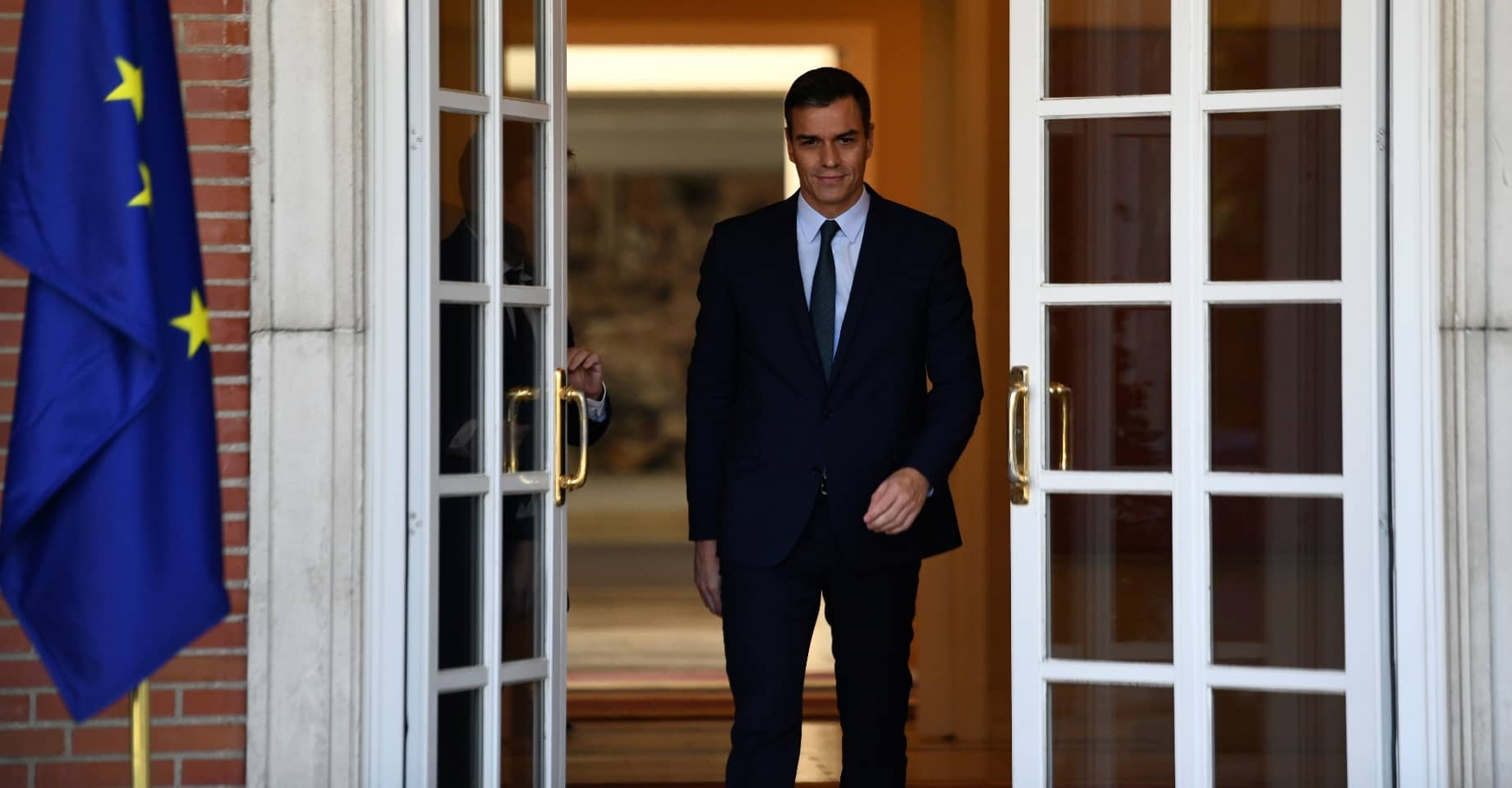 El presidente del Gobierno, Pedro Sánchez, a las puertas del complejo de La Moncloa.