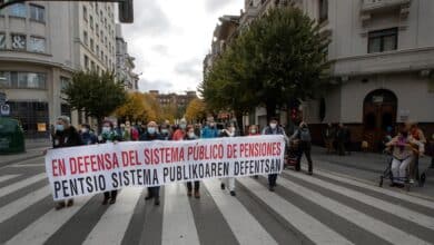 Los pensionistas se manifiestan y piden prohibir los recortes de las pensiones en la Constitución