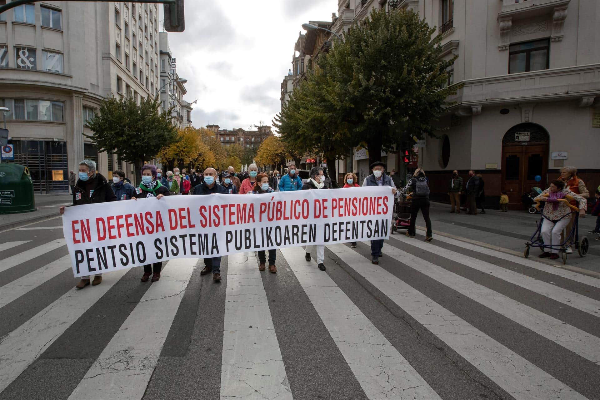 Los pensionistas se manifiestan y piden prohibir los recortes de las pensiones en la Constitución