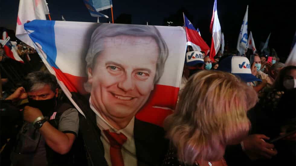 Una imagen de José Antonio Kast en una bandera chilena