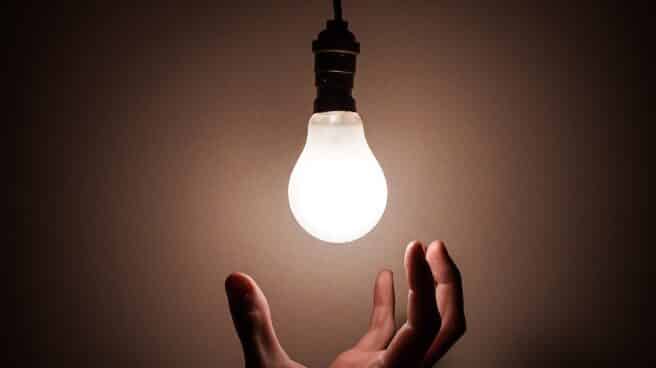 La luz encadena este domingo once días consecutivos por encima de los 200 por megavatio hora Bombilla encendida