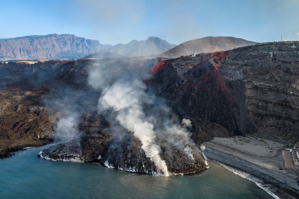 a lava emitida por el volcán ha alcanzado nuevamente las aguas del Atlántico en el entorno de la playa de Los Guirres esta madrugada. 