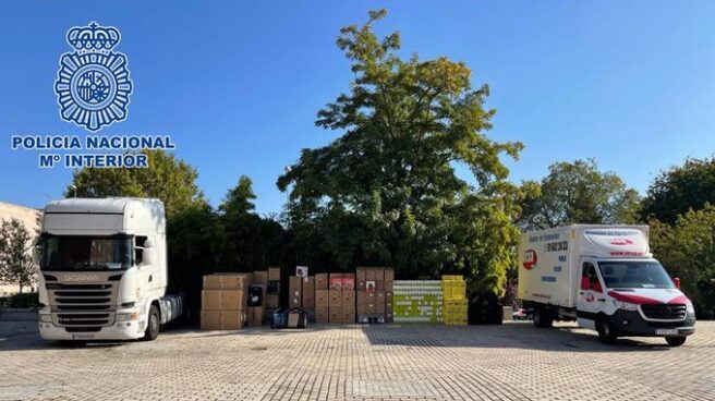 Camiones y mercancías robadas por el grupo criminal.