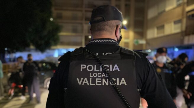 Dos policías atrapan en el aire a una mujer que se lanzó desde un muro Agente de la Policía Local de Valencia