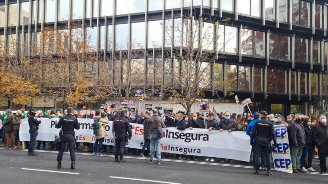 Protesta de policías y guardias civiles, este miércoles, ante la sede de la Delegación del Gobierno en Madrid.