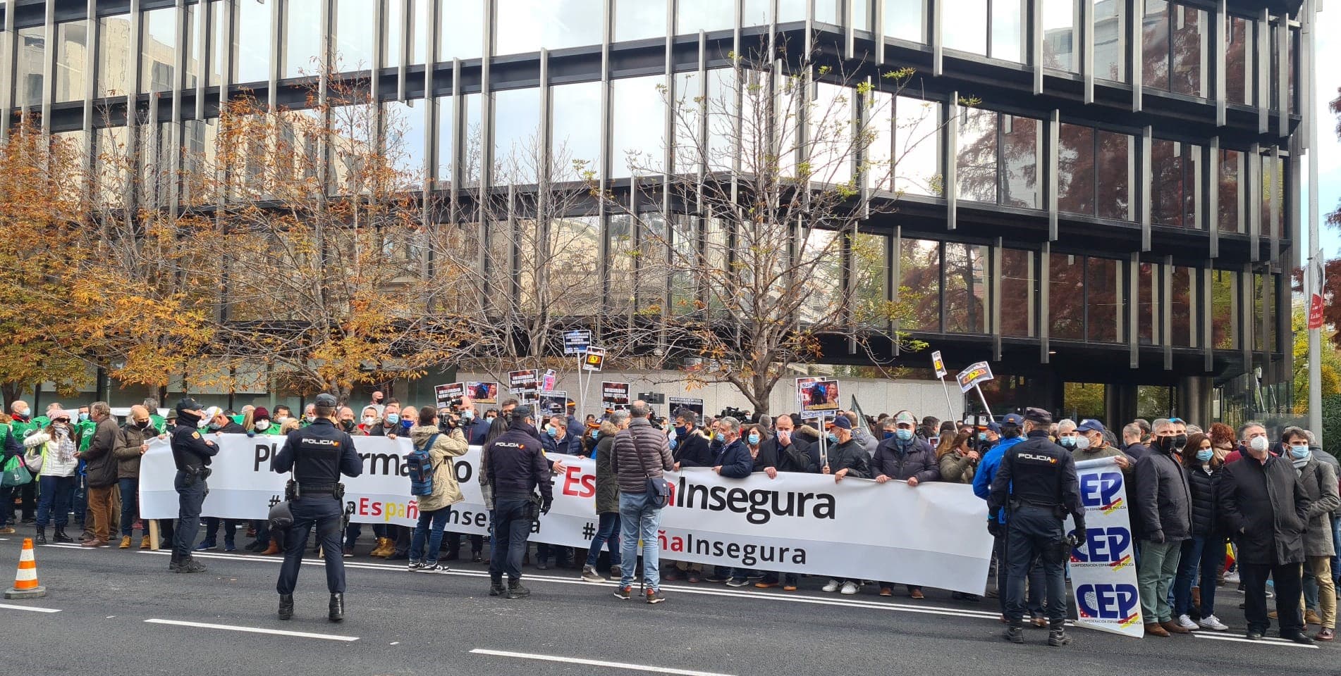 Protesta de policías y guardias civiles, este miércoles, ante la sede de la Delegación del Gobierno en Madrid.