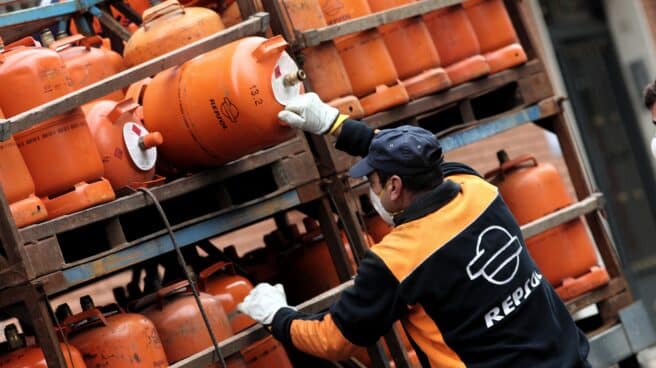 La bombona de butano subirá mañana hasta 16,92 euros, casi un 5 % Un butanero coge una bombona de butano