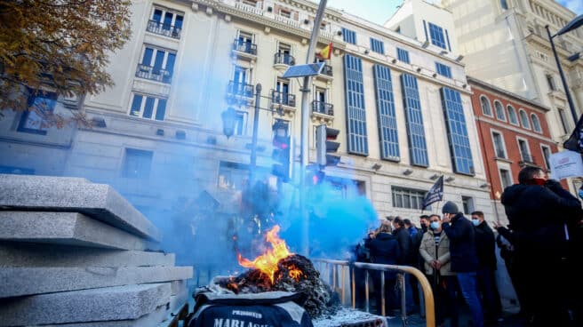 Funcionarios de prisiones queman ropa de trabajo, durante una concentración frente a la Secretaría General de Instituciones Penitenciarias.
