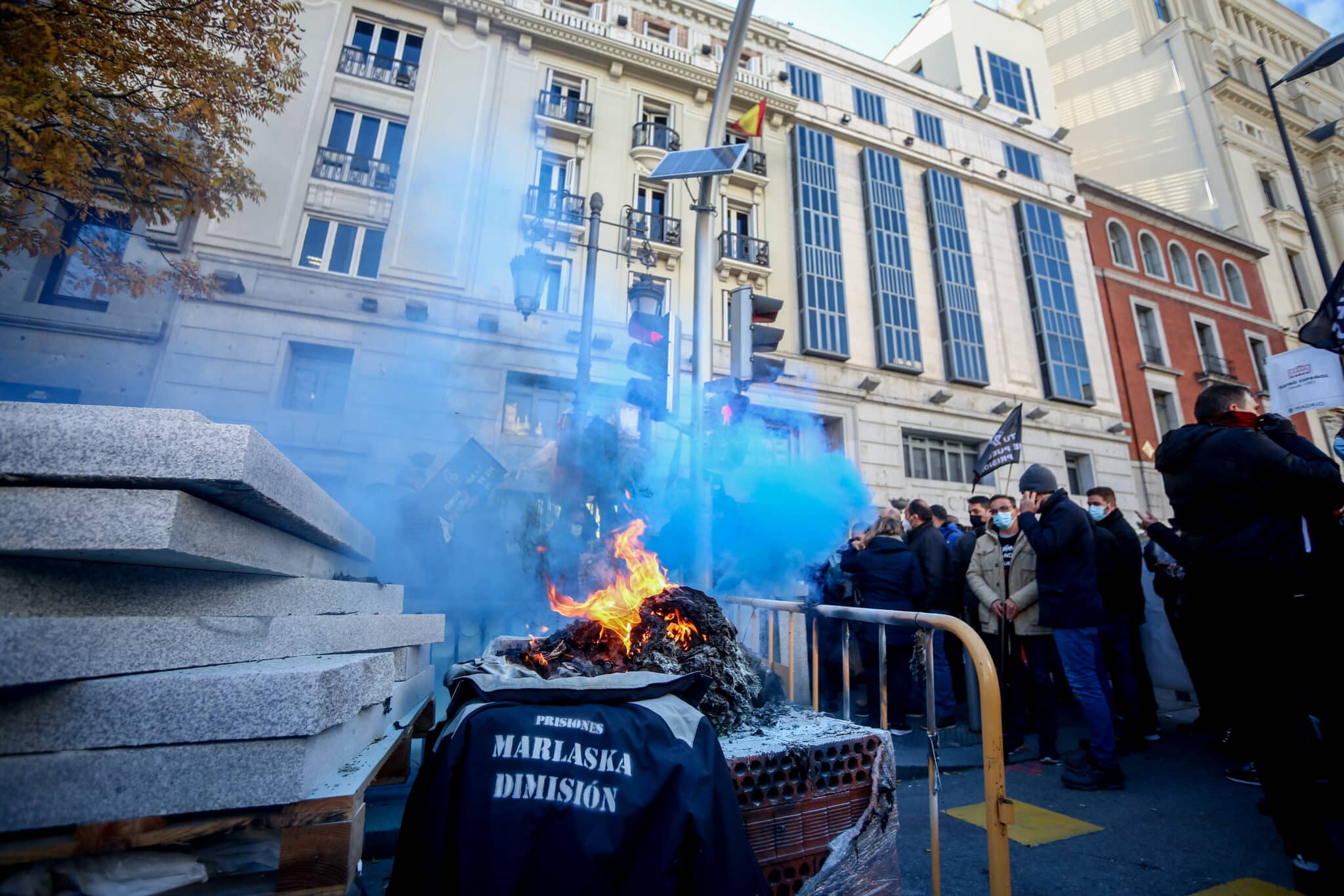Funcionarios de prisiones queman ropa de trabajo, durante una concentración frente a la Secretaría General de Instituciones Penitenciarias.