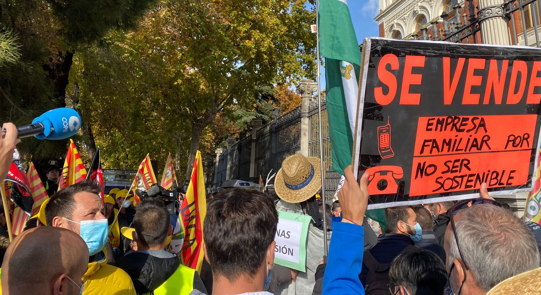 Agricultores protestan en Madrid por la subida de los costes de producción.