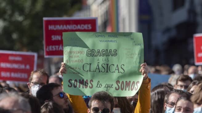 Una protesta reivindica las materias Clásicas frente al Ministerio de Educación.