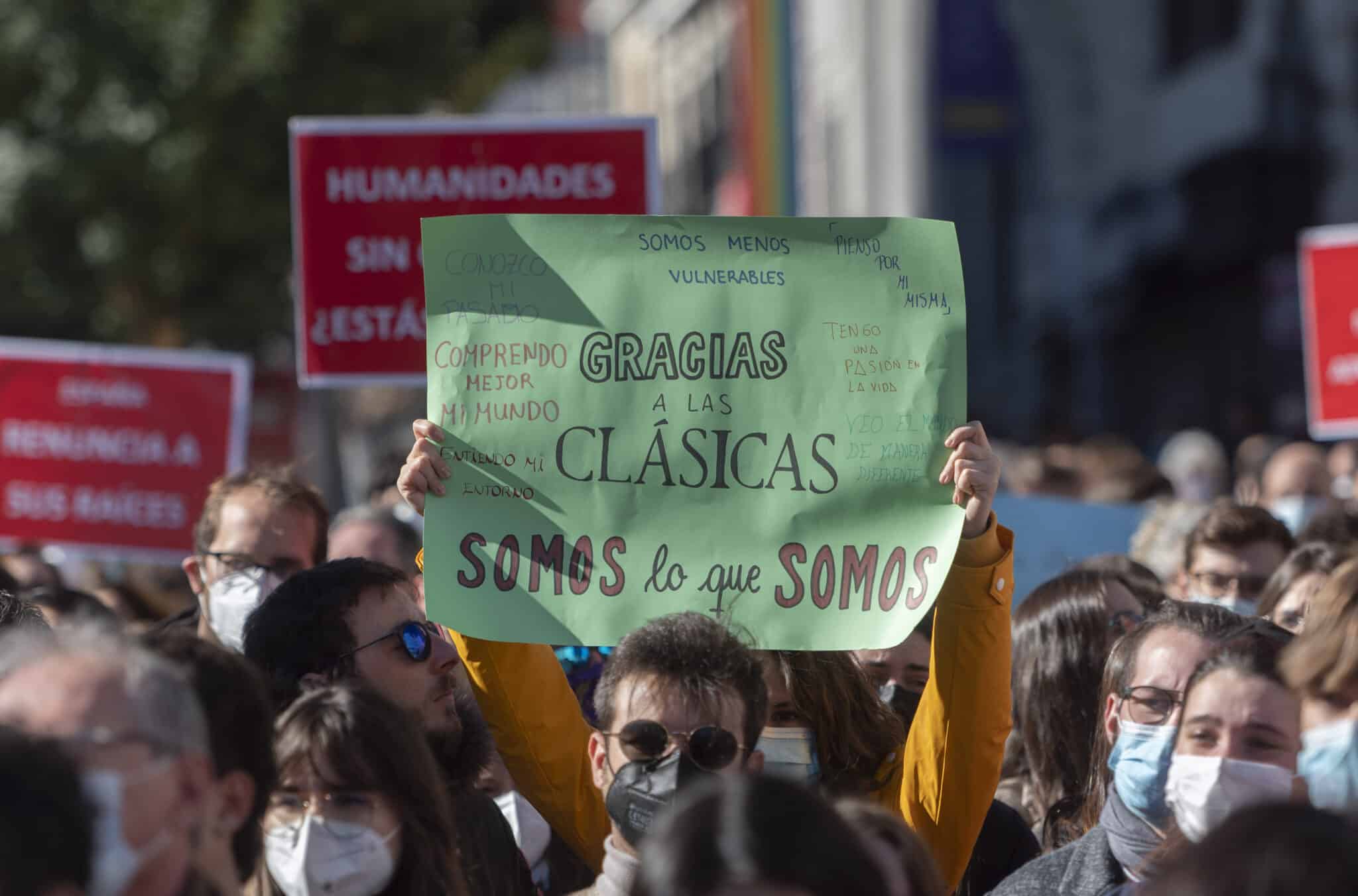 Una protesta reivindica las materias Clásicas frente al Ministerio de Educación.