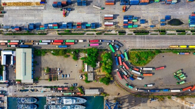 Camiones y contenedores en un puerto de Indonesia.