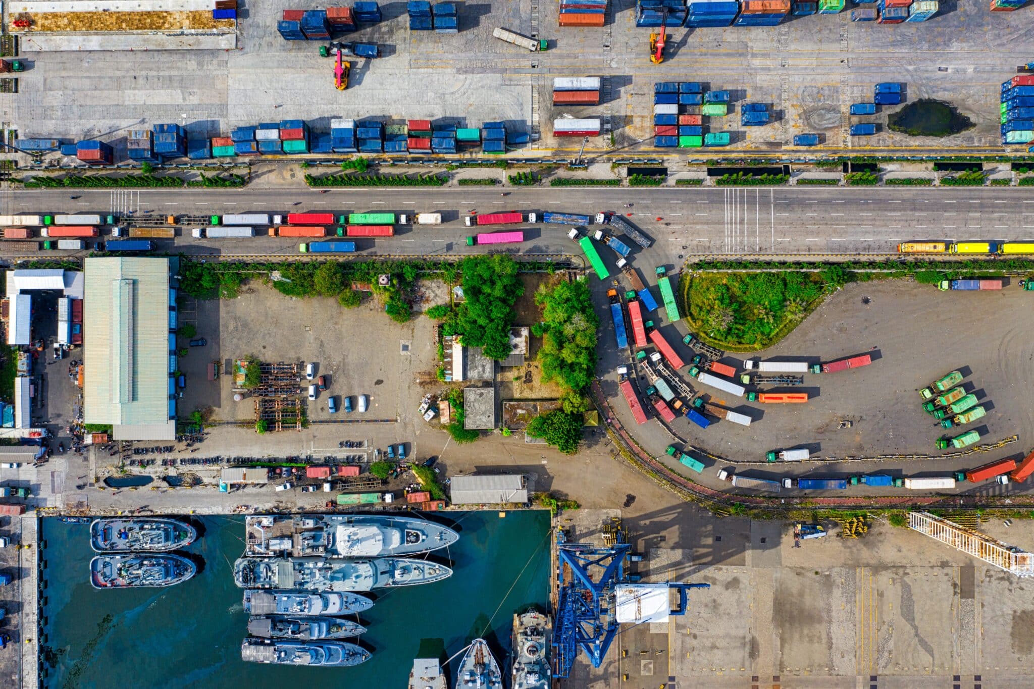 Camiones y contenedores en un puerto de Indonesia.