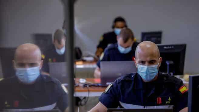Un militar de la UME, realizando labores de rastreo durante la pandemia.