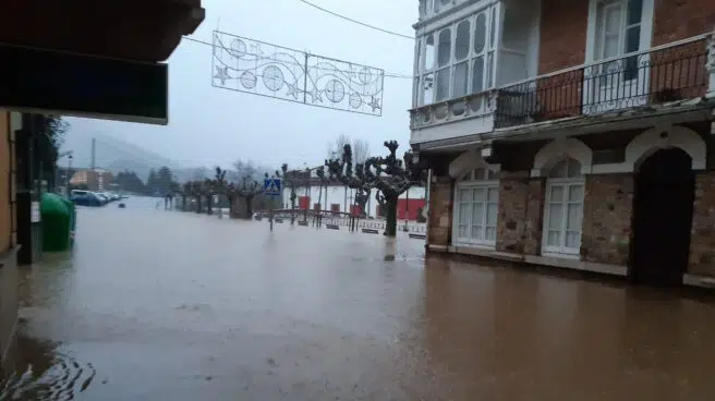 El río Asón se desborda en Cantabria e inunda el polígono de Ampuero