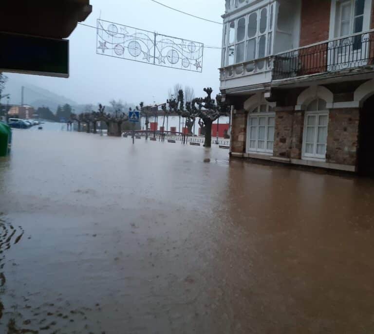 El río Asón se desborda en Cantabria e inunda el polígono de Ampuero
