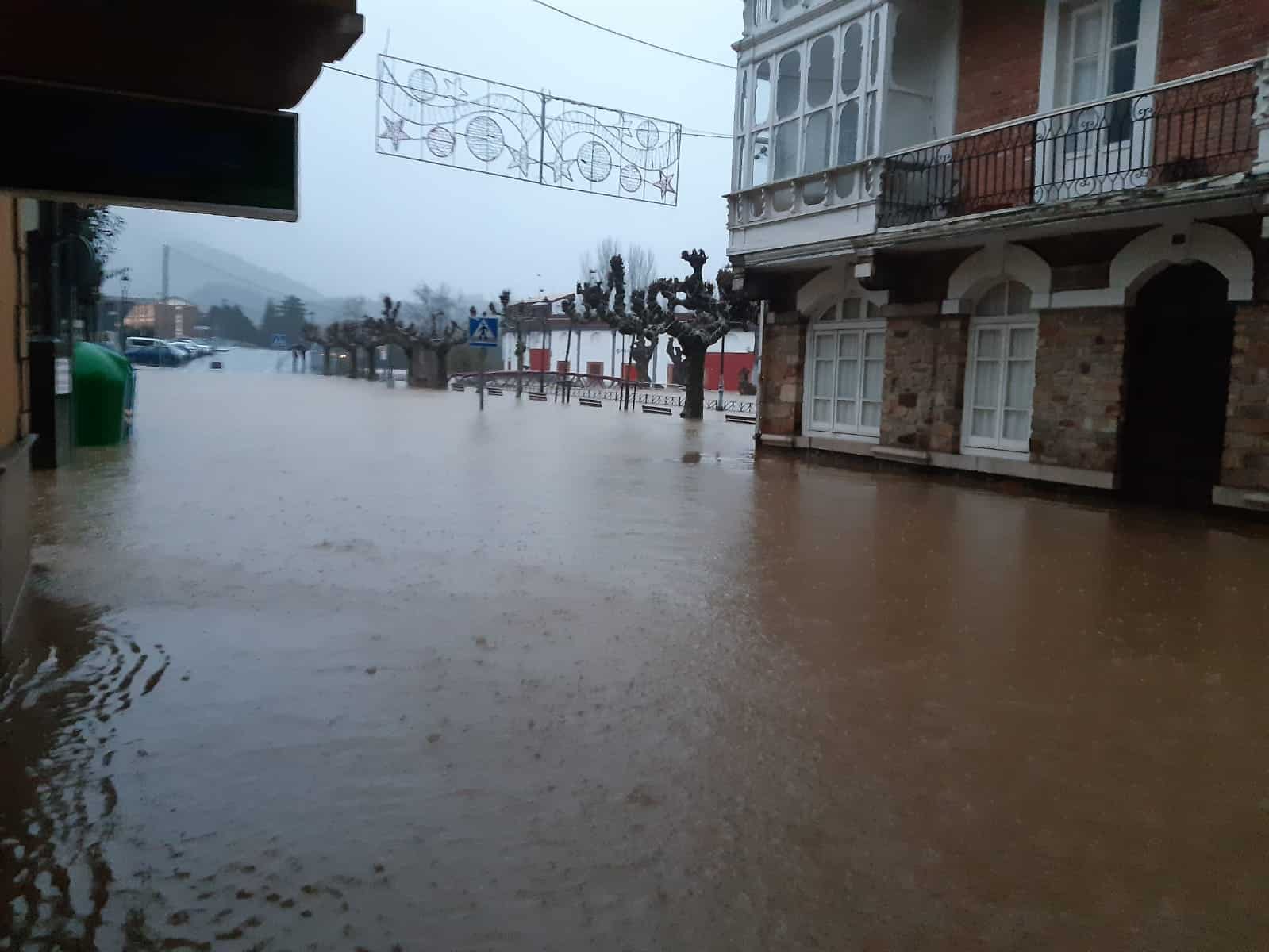 El río Asón se desInundaciones provocadas por el desbordamiento del río Asónborda en Cantabria