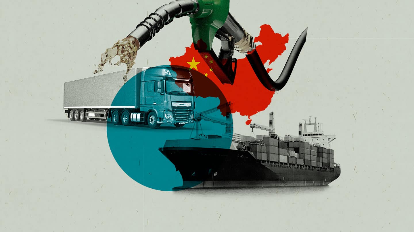Collage de un camión, un barco de mercancía, un dispensador de gasolina y el mapa de China de fondo