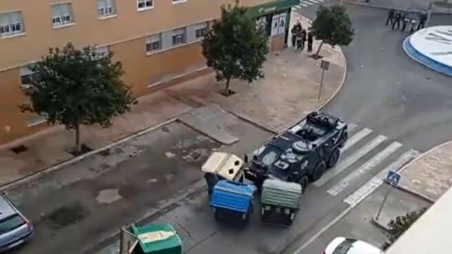 La tanqueta BMR de la Policía Nacional embiste unos contenedores durante los disturbios por la huelga del metal en Cádiz.