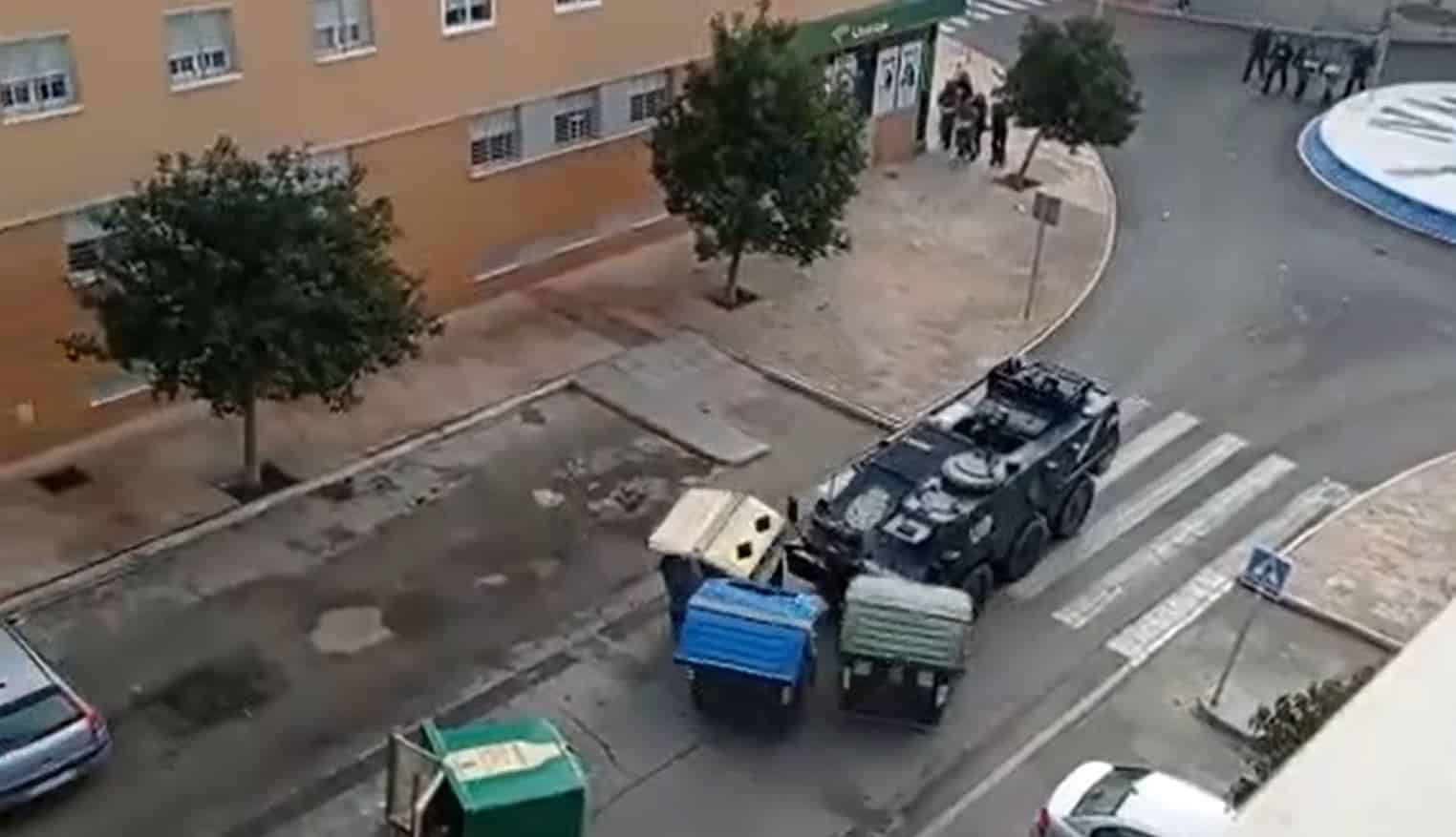 La tanqueta BMR de la Policía Nacional embiste unos contenedores durante los disturbios por la huelga del metal en Cádiz.