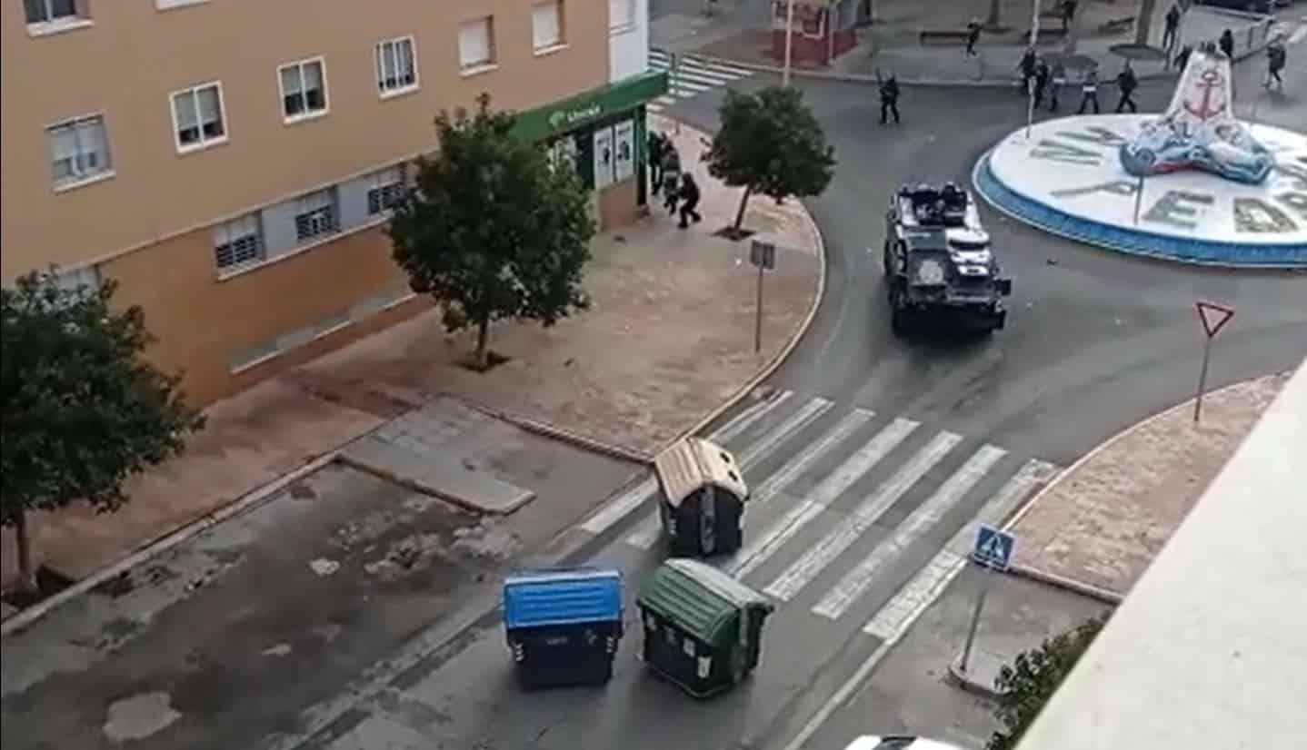 Interior despliega en la huelga de Cádiz la tanqueta que no usó en los disturbios de Barcelona