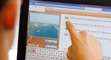 El Senado retoca la Ley de Tráfico como pedían las autoescuelas tradicionales y suprime la formación 'online'