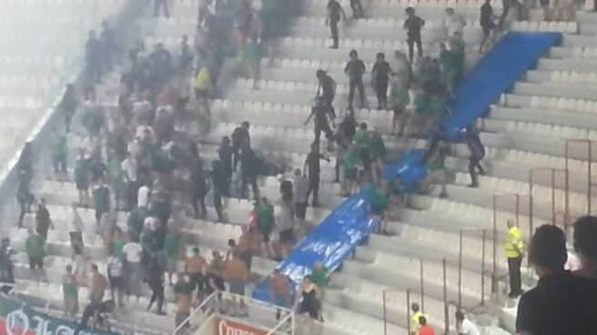 Disturbios entre la Policía Nacional y ultras del Slask Wroclaw en Sevilla, en el año 2013.