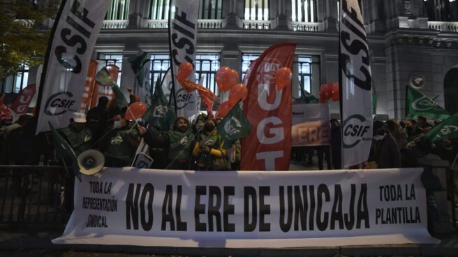 Los sindicatos han convocado una jornada de huelga contra el ERE. Trabajadores de Unicaja protestan contra su ERE.